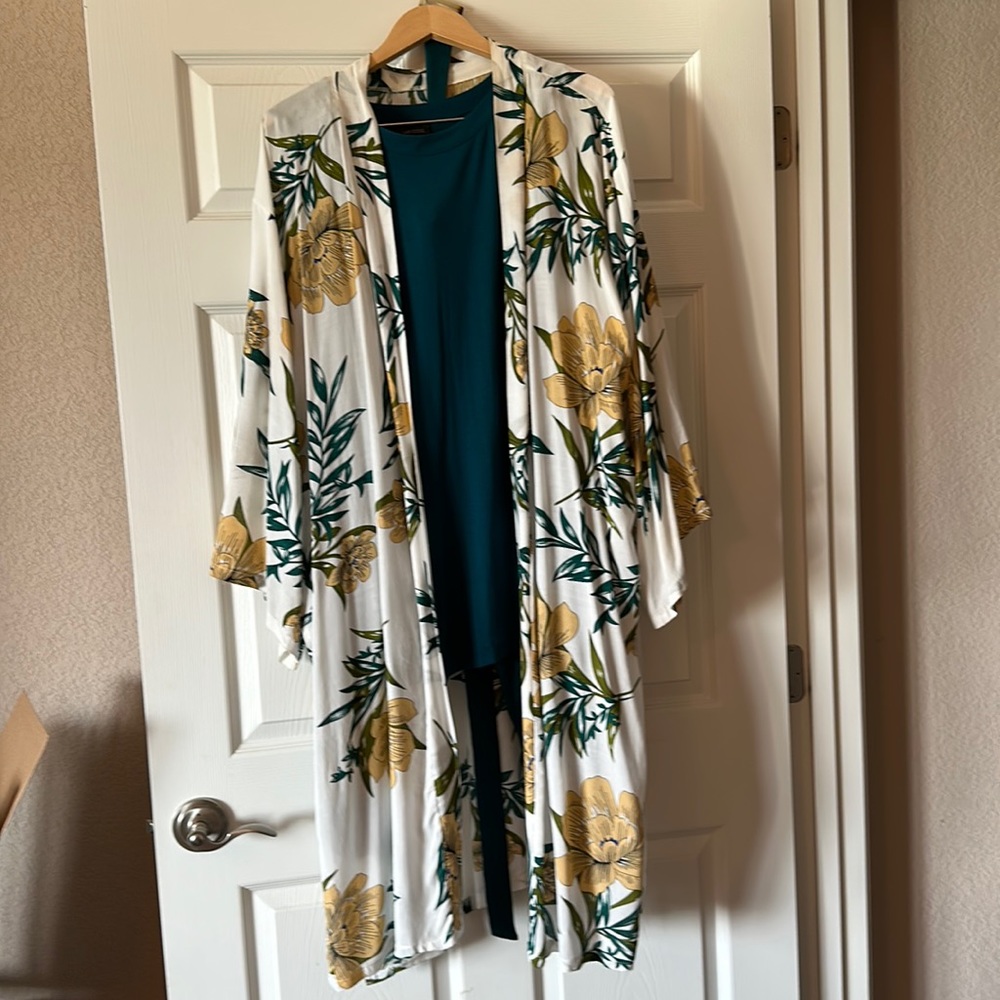 Floral Print Open-Front Wrap -
Kimono
White, Gold & Green - Picture 3 of 5